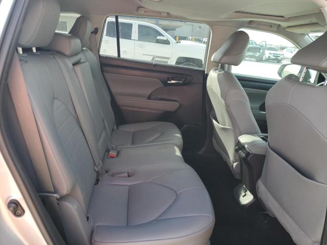 5TDGZRAHXMS058228 - 2021 TOYOTA HIGHLANDER XLE 银色 照片 11