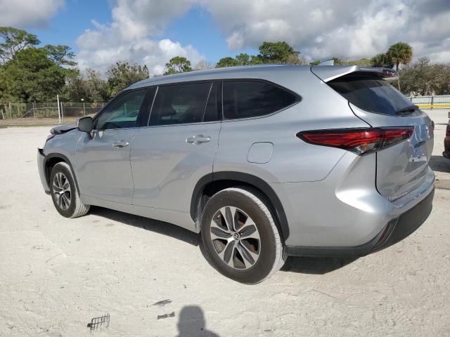 5TDGZRAHXMS058228 - 2021 TOYOTA HIGHLANDER XLE 银色 照片 2