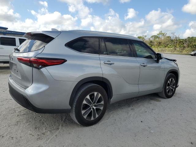 5TDGZRAHXMS058228 - 2021 TOYOTA HIGHLANDER XLE 银色 照片 3