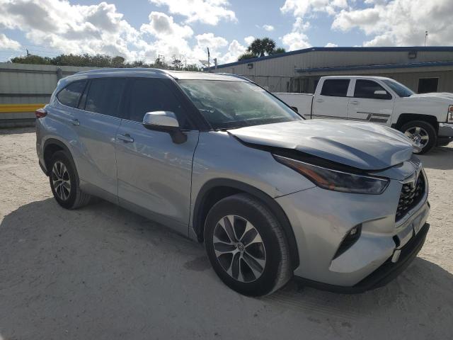 5TDGZRAHXMS058228 - 2021 TOYOTA HIGHLANDER XLE 银色 照片 4