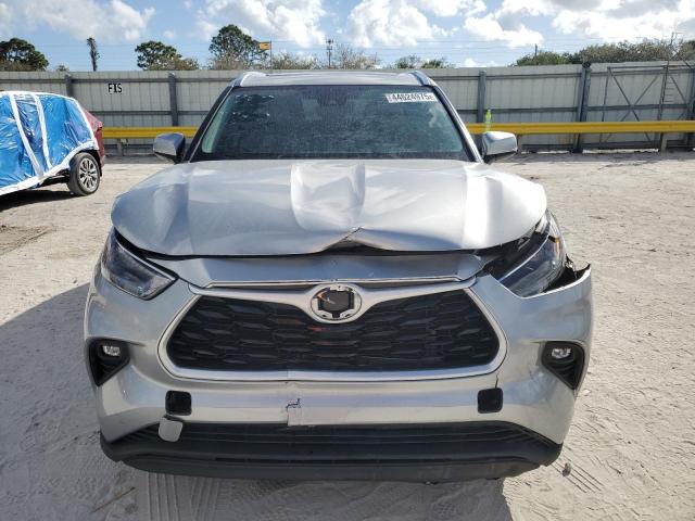 5TDGZRAHXMS058228 - 2021 TOYOTA HIGHLANDER XLE 银色 照片 5