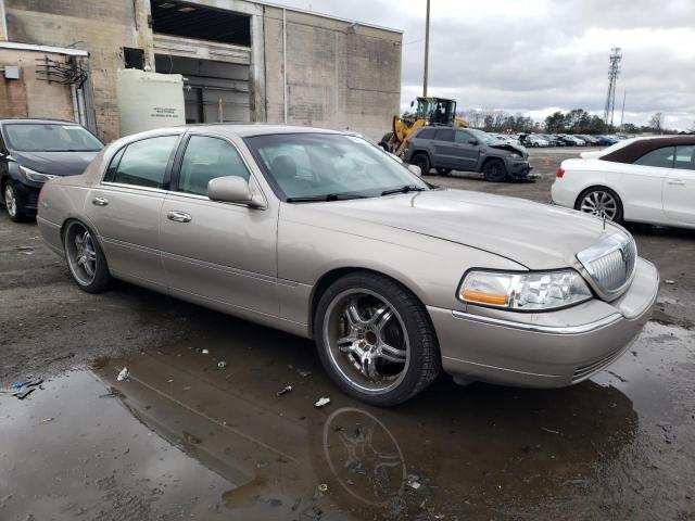 1LNHM82WX3Y675203 - 2003 LINCOLN TOWN CAR SIGNATURE SILVER photo 4