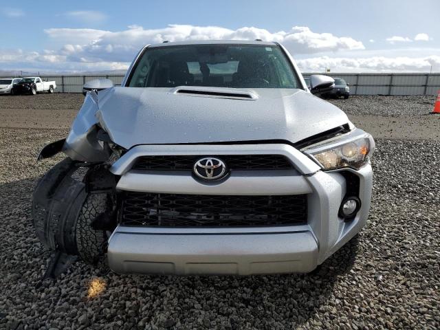 JTEBU5JR6K5658835 - 2019 TOYOTA 4RUNNER SR5 SILVER photo 5