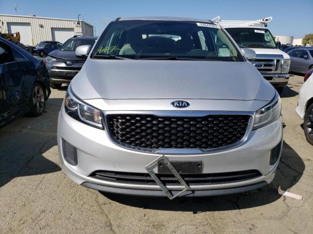 KNDMA5C16J6366382 - 2018 KIA SEDONA L SILVER photo 5