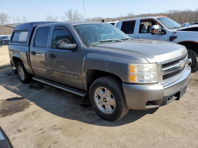 2GCEK13MX71690987 - 2007 CHEVROLET SILVERADO K1500 CREW CAB SILVER photo 4