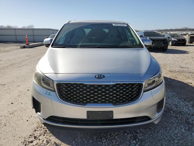 KNDMB5C12G6099716 - 2016 KIA SEDONA LX SILVER photo 5