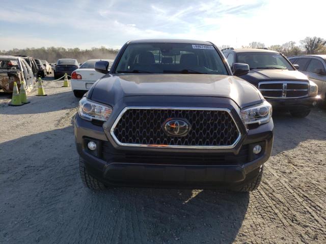 3TMAZ5CN4JM063275 - 2018 TOYOTA TACOMA DOUBLE CAB 灰色 照片 5