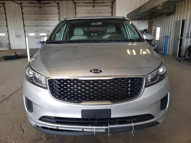 KNDMB5C13H6218407 - 2017 KIA SEDONA LX SILVER photo 5