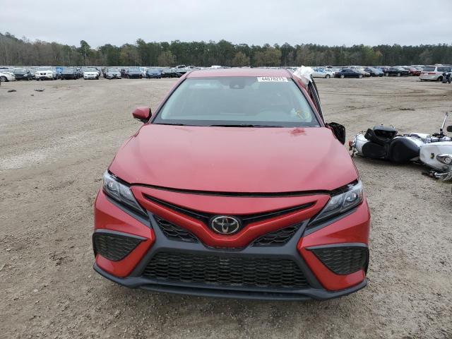4T1G11AK7PU116537 - 2023 TOYOTA CAMRY SE NIGHT SHADE RED photo 5
