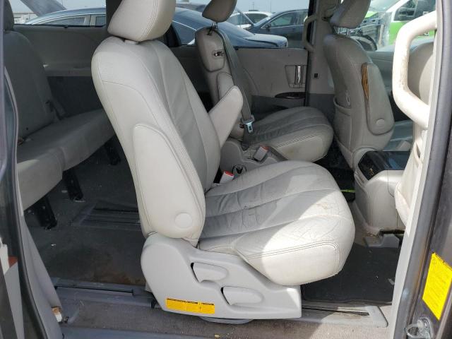 5TDYK3DC8BS098844 - 2011 TOYOTA SIENNA XLE GRAY photo 11