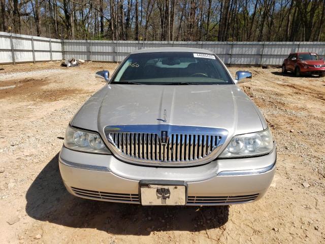 1LNHM81WX4Y622066 - 2004 LINCOLN TOWN CAR EXECUTIVE SILVER photo 5