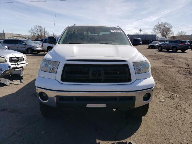 5TFUW5F10AX126963 - 2010 TOYOTA TUNDRA DOUBLE CAB SR5 WHITE photo 5