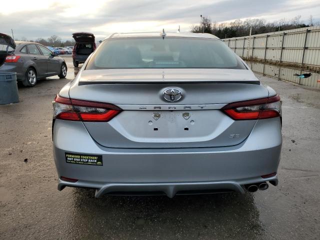 4T1G11AKXPU829609 - 2023 TOYOTA CAMRY SE NIGHT SHADE SILVER photo 6