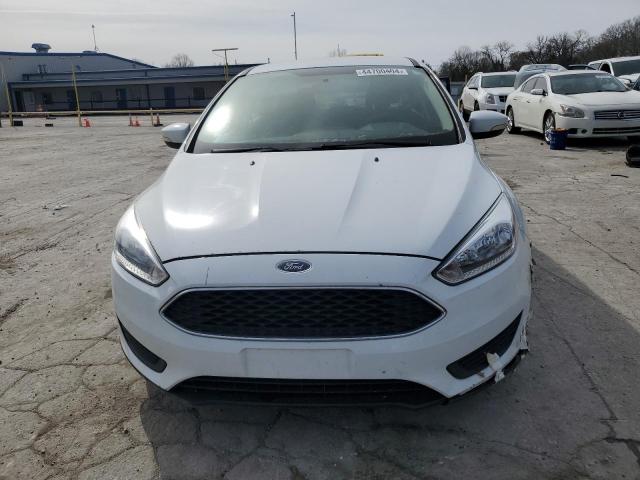 1FADP3K25HL286621 - 2017 FORD FOCUS SE WHITE photo 5