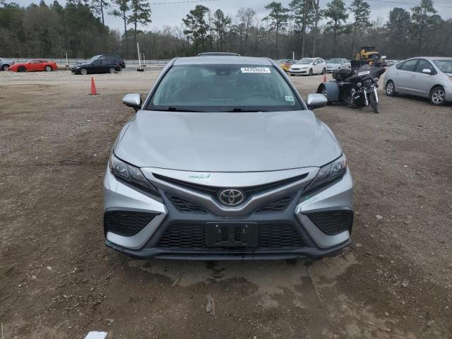 4T1G11AK1MU585103 - 2021 TOYOTA CAMRY SE SILVER photo 5