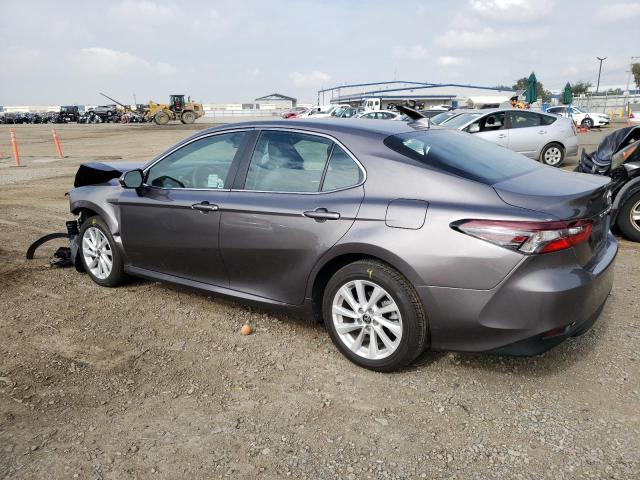 4T1C11AK3NU629795 - 2022 TOYOTA CAMRY LE GRAY photo 2