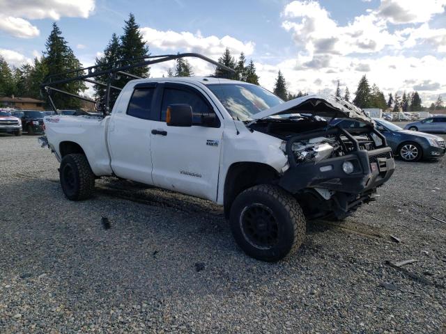 5TFUY5F18FX436232 - 2015 TOYOTA TUNDRA DOUBLE CAB SR/SR5 WHITE photo 4