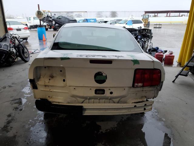 1ZVHT80N695141835 - 2009 FORD MUSTANG WHITE photo 6