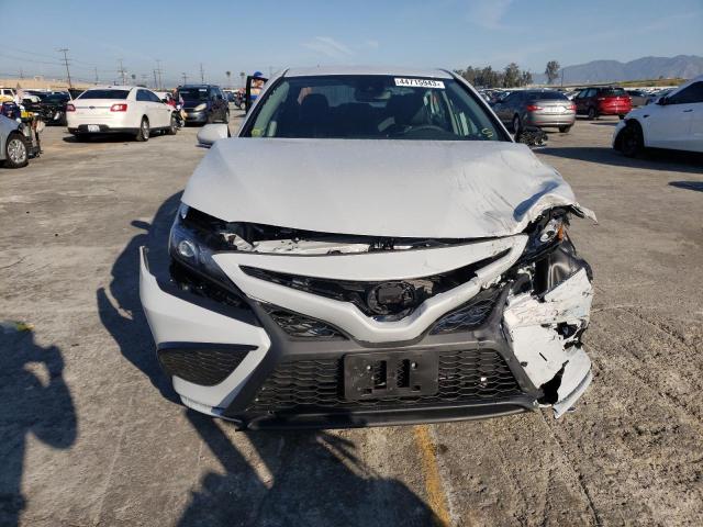 4T1G11AK7PU109197 - 2023 TOYOTA CAMRY SE NIGHT SHADE WHITE photo 5
