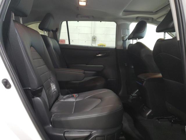 5TDGZRBHXNS242651 - 2022 TOYOTA HIGHLANDER XLE WHITE photo 11