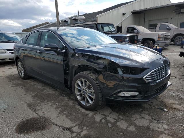 3FA6P0HD5HR396909 - 2017 FORD FUSION SE BLACK photo 4