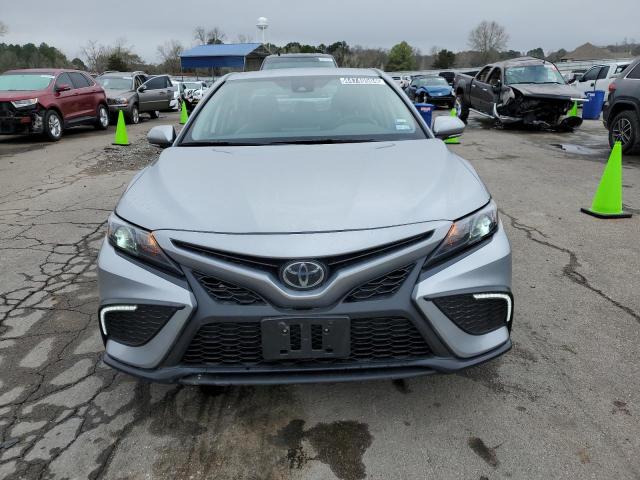 4T1G11AK3RU855665 - 2024 TOYOTA CAMRY SE NIGHT SHADE SILVER photo 5
