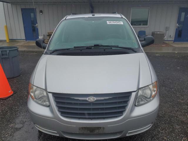 1A4GP45R46B718229 - 2006 CHRYSLER TOWN AND C SILVER photo 5