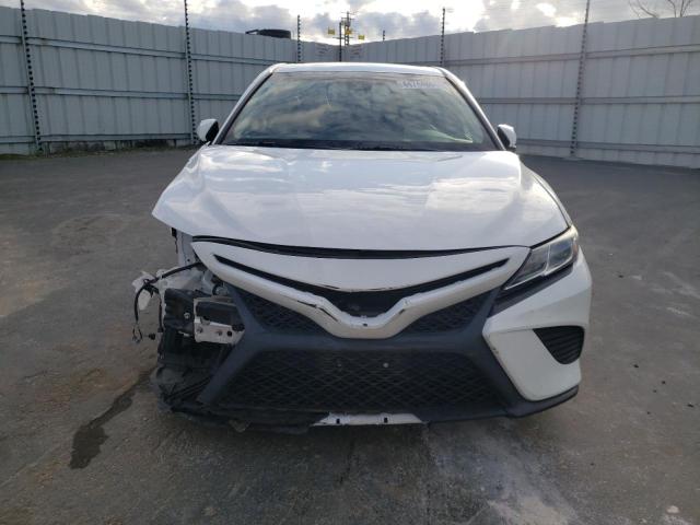 4T1B11HK5JU648487 - 2018 TOYOTA CAMRY L WHITE photo 5