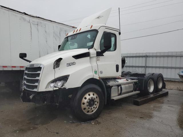 3AKJHTDV3NSNP0176 - 2022 FREIGHTLINER CASCADIA 1 WHITE photo 2