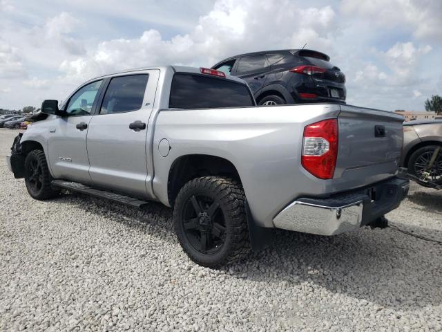 5TFEW5F1XHX228916 - 2017 TOYOTA TUNDRA CREWMAX SR5 SILVER photo 2