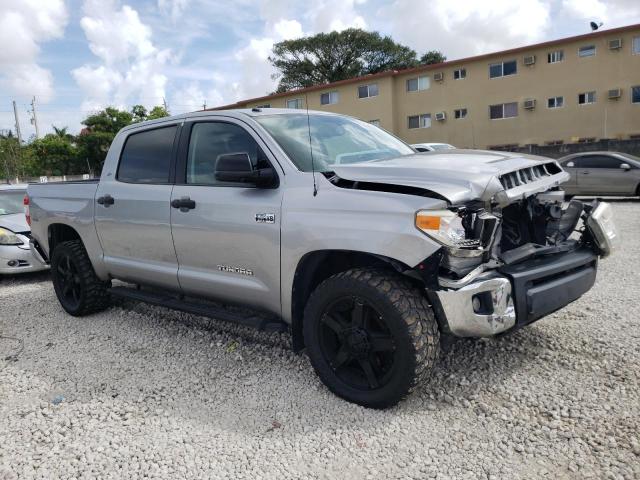 5TFEW5F1XHX228916 - 2017 TOYOTA TUNDRA CREWMAX SR5 SILVER photo 4