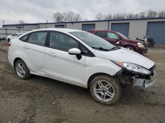 3FADP4BJ5JM145565 - 2018 FORD FIESTA SE WHITE photo 4