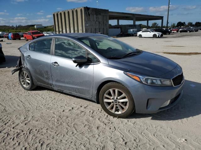 3KPFL4A73HE143712 - 2017 KIA FORTE LX GRAY photo 4