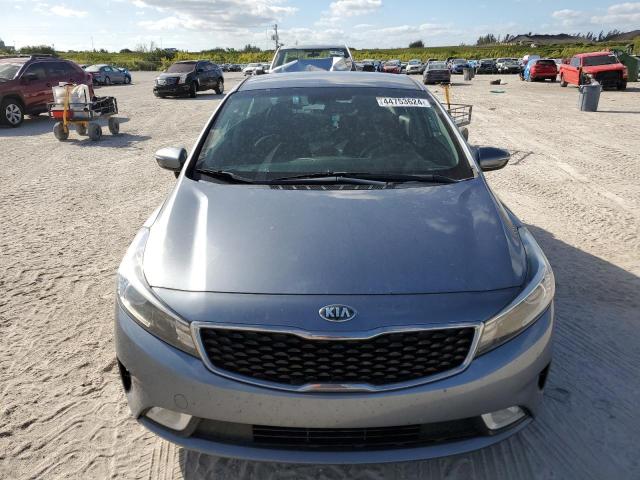 3KPFL4A73HE143712 - 2017 KIA FORTE LX GRAY photo 5