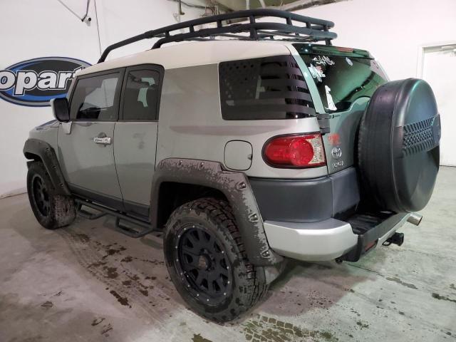 JTEZU4BF0AK009609 - 2010 TOYOTA FJ CRUISER SILVER photo 2