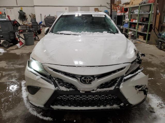 4T1B11HK5JU112171 - 2018 TOYOTA CAMRY L WHITE photo 5