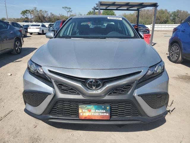 4T1T11AK9RU890239 - 2024 TOYOTA CAMRY SE NIGHT SHADE SILVER photo 5