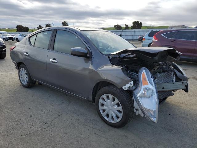 3N1CN7AP0JL810075 - 2018 NISSAN VERSA S GRAY photo 4