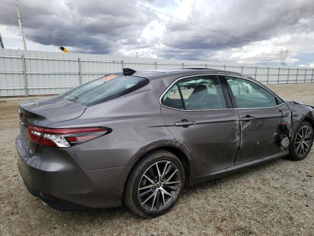 4T1F11AK1MU569236 - 2021 TOYOTA CAMRY XLE GRAY photo 3