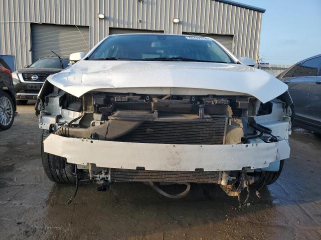 1G4GB5G34GF236594 - 2016 BUICK LACROSSE WHITE photo 5