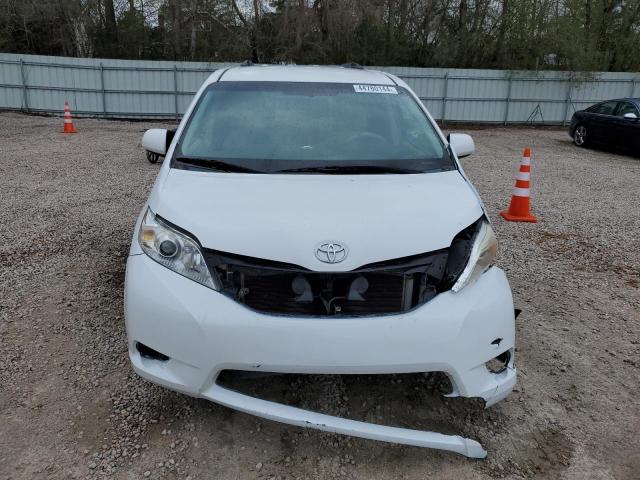 5TDKK3DC6BS125562 - 2011 TOYOTA SIENNA LE WHITE photo 5