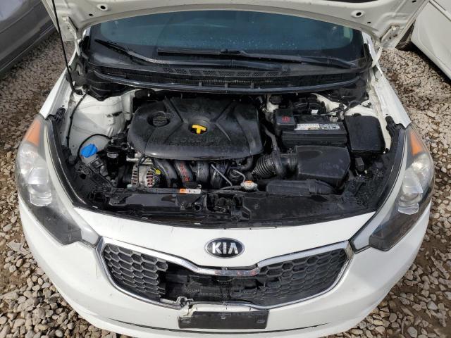 KNAFK4A60G5562988 - 2016 KIA FORTE LX WHITE photo 11