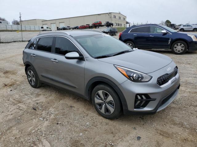 KNDCB3LC3N5510030 - 2022 KIA NIRO LX SILVER photo 4