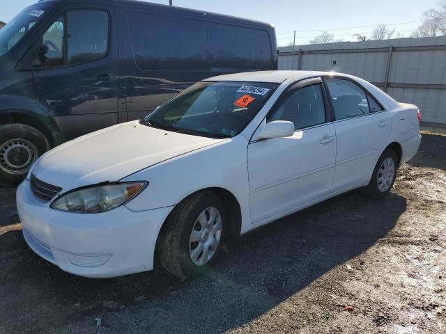 4T1BE32K15U610270 - 2005 TOYOTA CAMRY LE WHITE photo 1