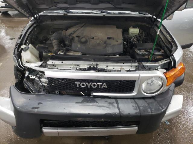 JTEBU11F170061708 - 2007 TOYOTA FJ CRUISER SILVER photo 12