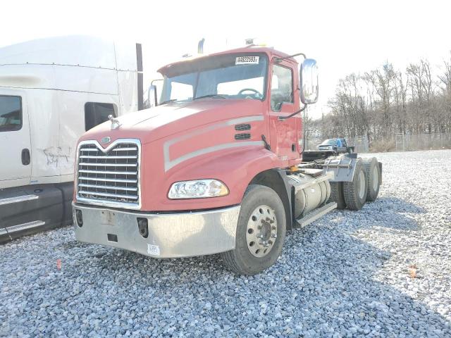 1M1AK07Y86N014069 - 2006 MACK 600 CXN600 RED photo 2