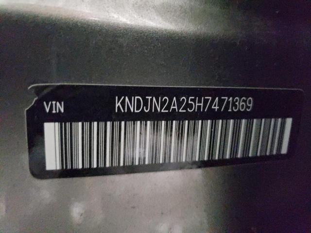 KNDJN2A25H7471369 - 2017 KIA SOUL GRAY photo 12