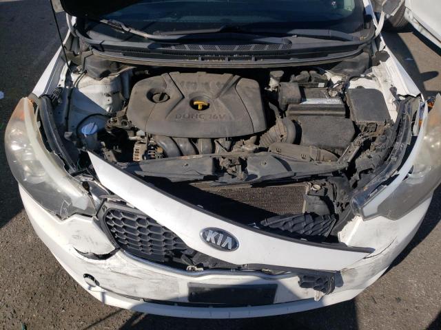 KNAFX4A61G5508956 - 2016 KIA FORTE LX WHITE photo 11