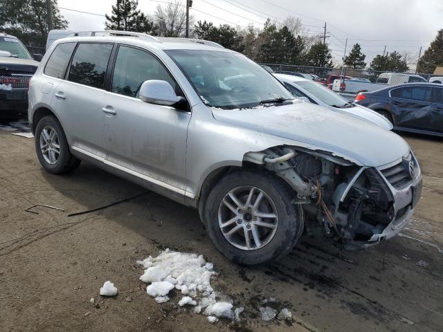 WVGBE77LX8D046910 - 2008 VOLKSWAGEN TOUAREG 2 V6 SILVER photo 4