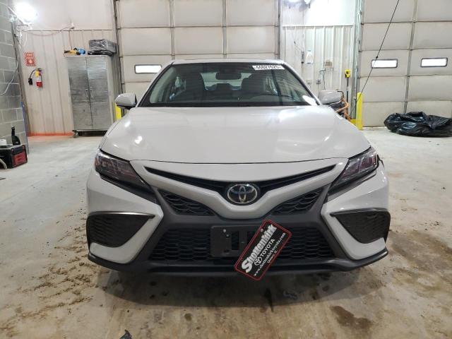 4T1T11BK4RU108993 - 2024 TOYOTA CAMRY SE NIGHT SHADE WHITE photo 5